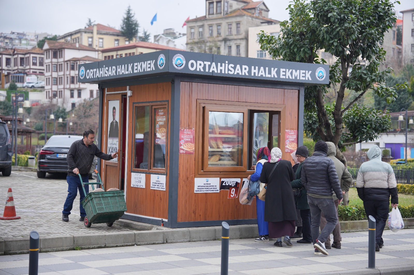 ORTAHİSAR HALK EKMEK, DAR GELİRLİ VATANDAŞA NEFES ALDIRIYOR