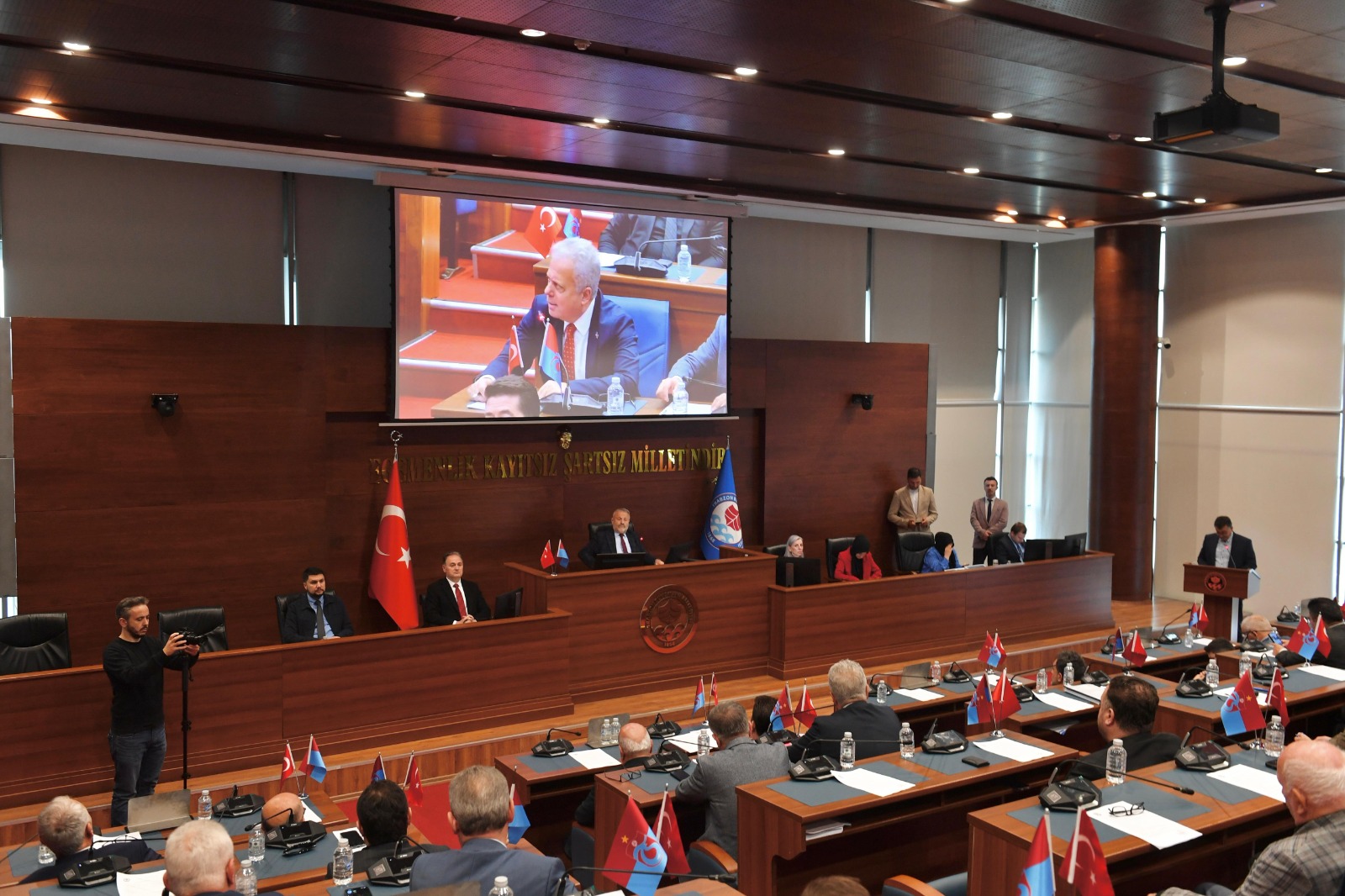 ZORLU, YEREL TİYATROLARIN YAŞADIĞI SAHNE SIKINTISINI GÜNDEME GETİRDİ 