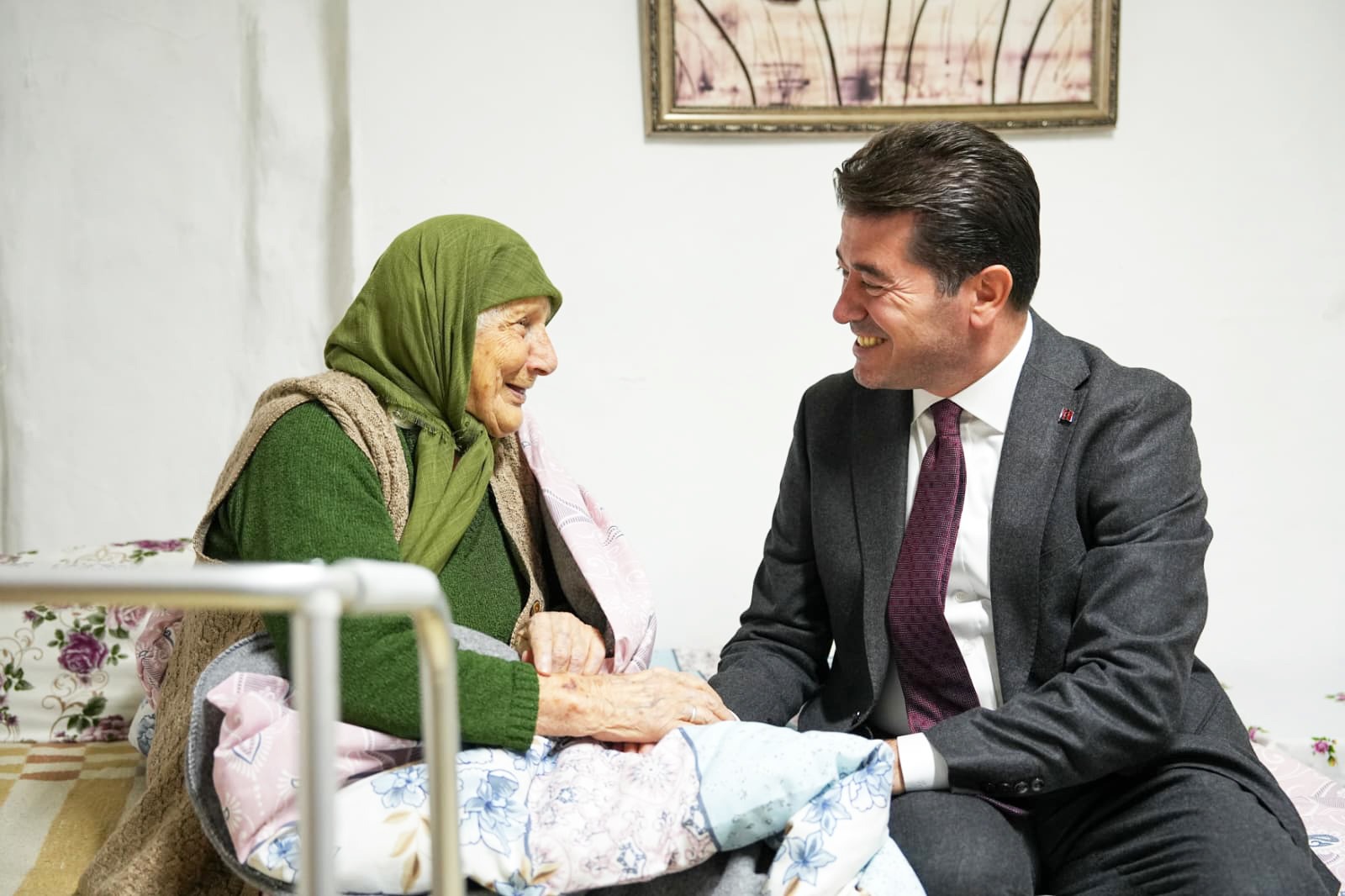 BAŞKAN KAYA, NERİMAN TEYZENİN EVİNİ TEPEDEN TIRNAĞA YENİLETTİ 