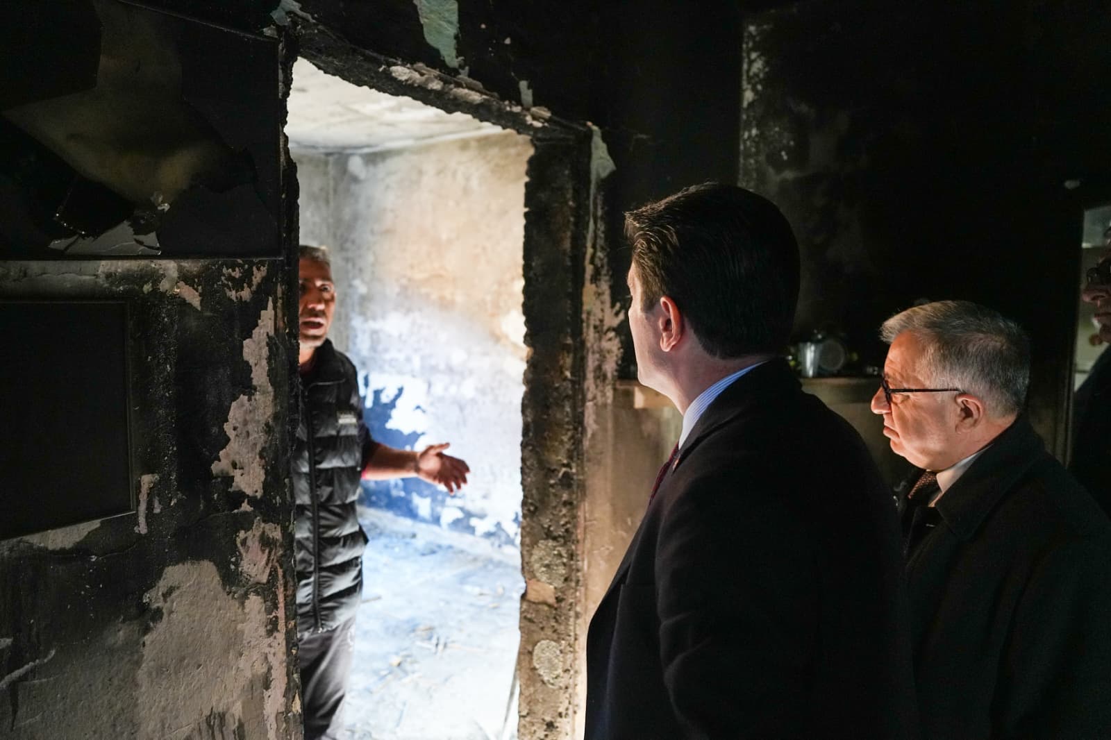 BAŞKAN KAYA, EVİ YANAN AİLEYE YARDIM ELİNİ UZATTI