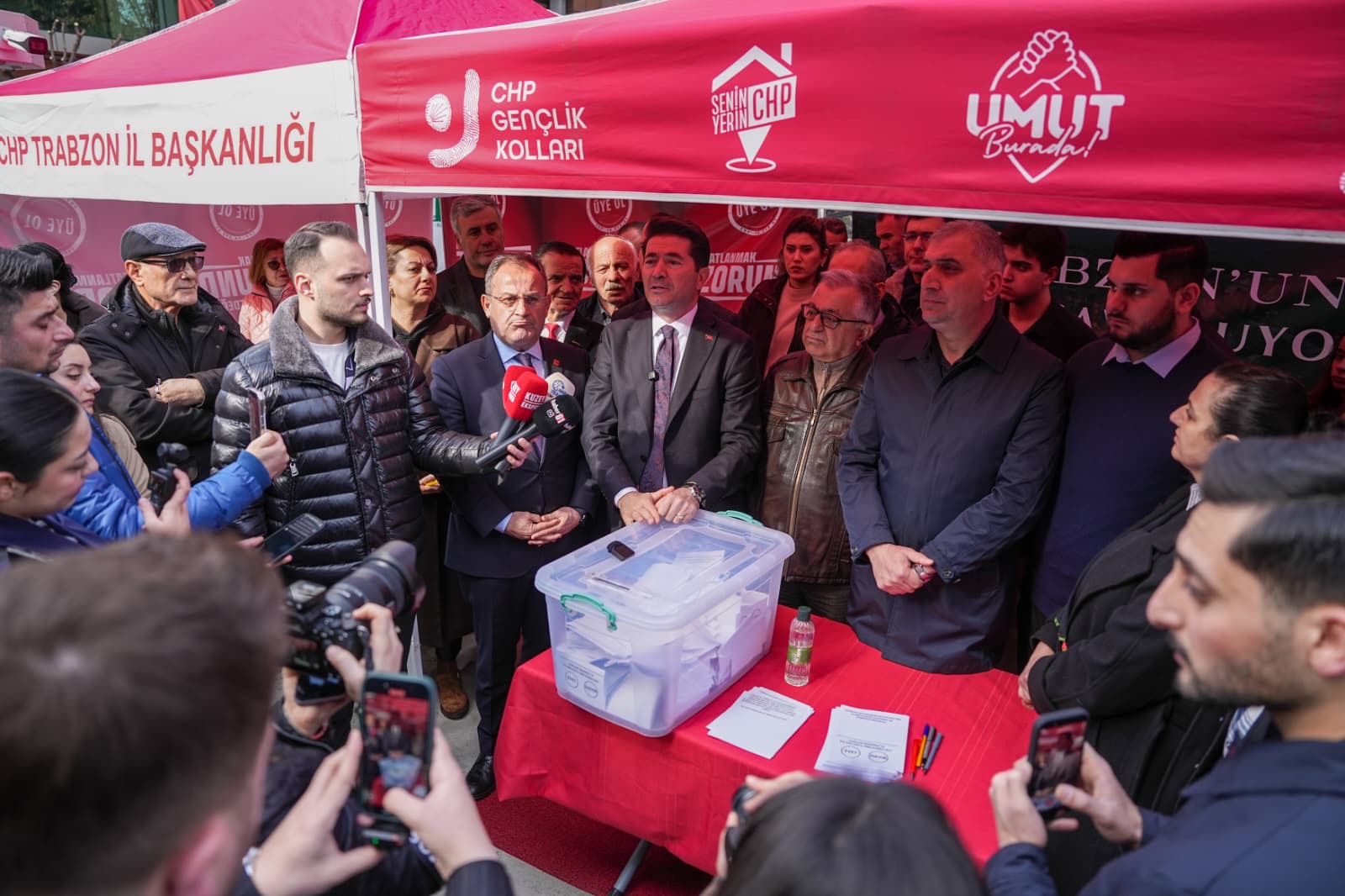 BAŞKAN KAYA, REFERANDUM STANDINI ZİYARET ETTİ