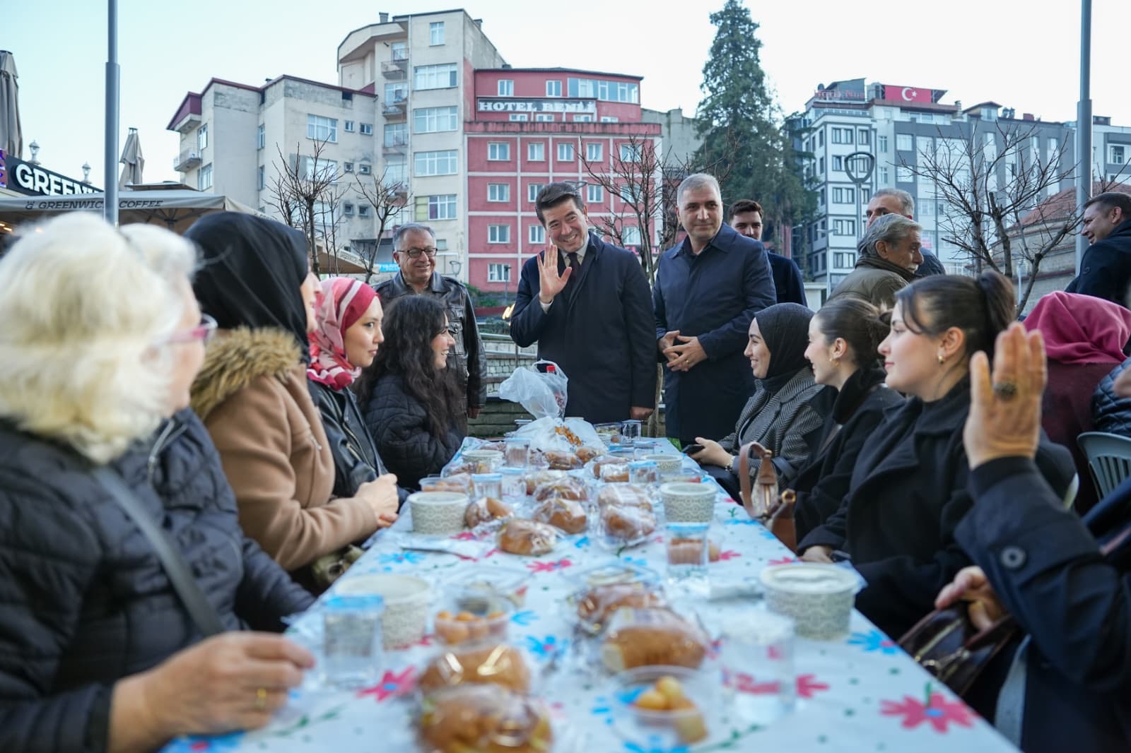 RAMAZAN’IN GÜZELLİKLERİ ORTAHİSAR’IN İFTAR SOFRALARINDA YAŞANIYOR