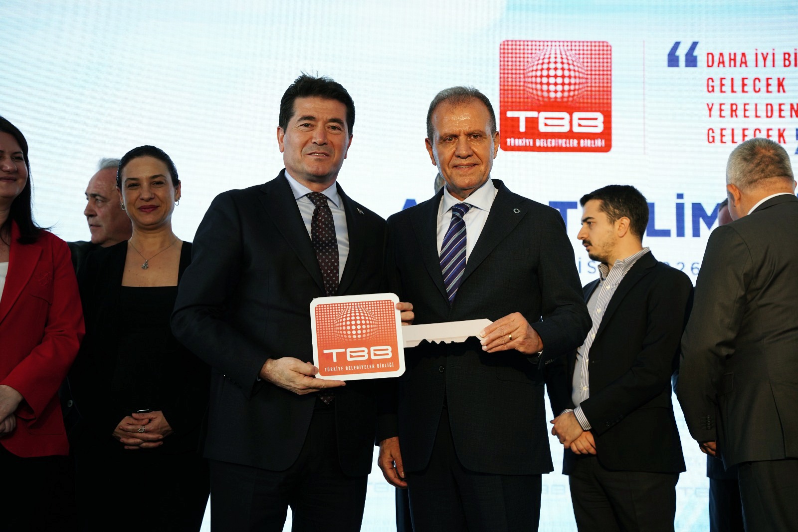 BAŞKAN KAYA, TBB’NİN HİBE ETTİĞİ İŞ MAKİNESİNİ TESLİM ALDI