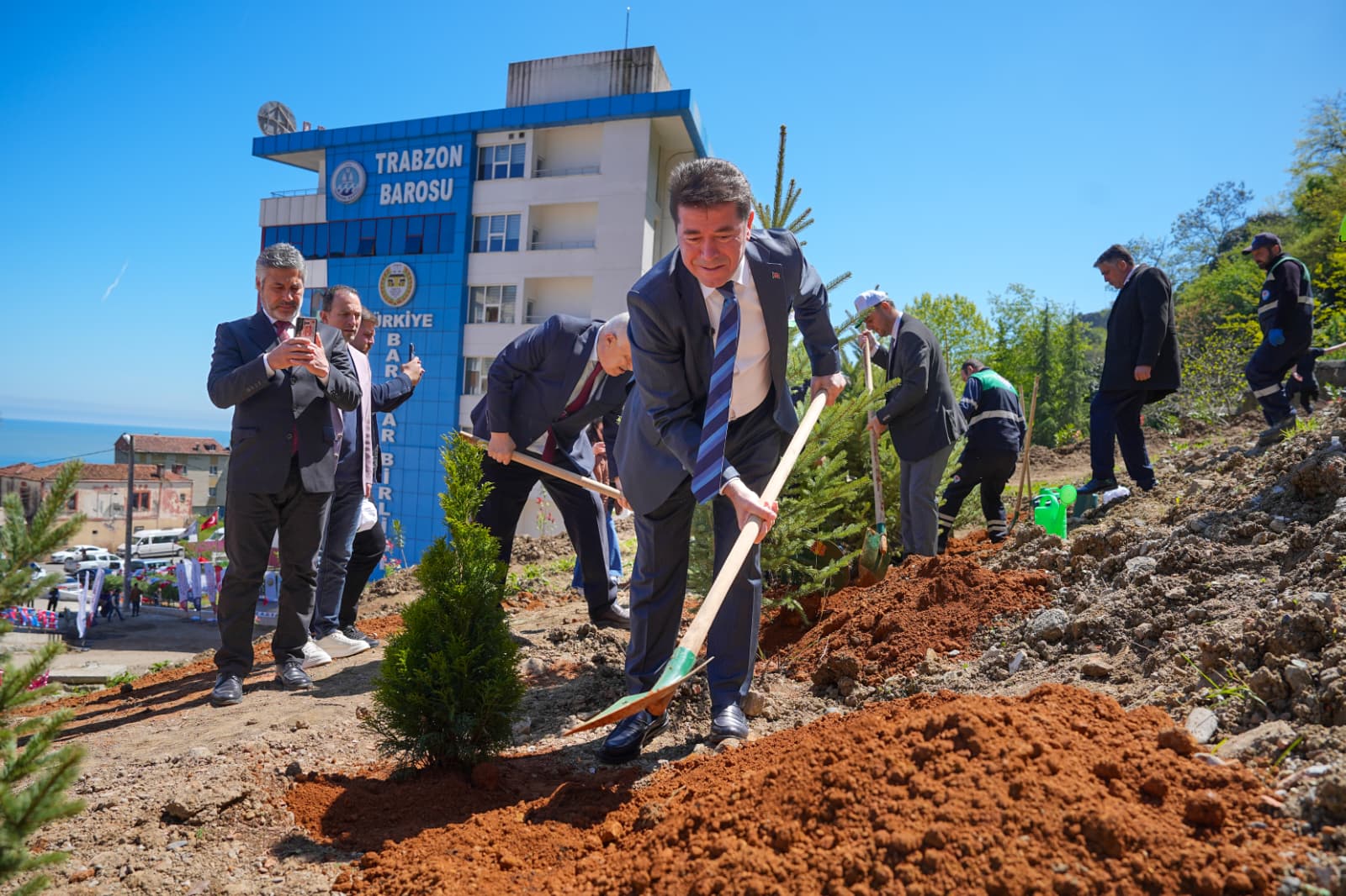 BAŞKAN KAYA, DOĞA VE HUKUK ORMANI İÇİN FİDAN DİKTİ