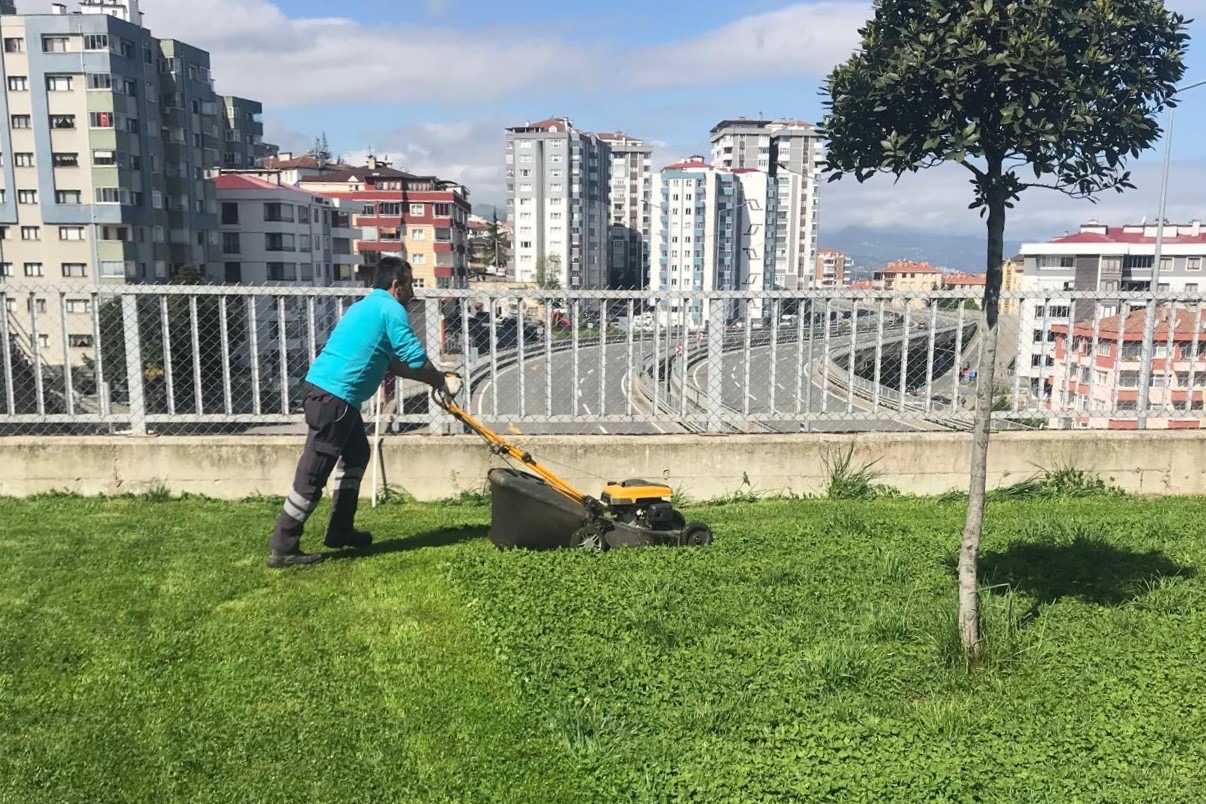 ORTAHİSAR BELEDİYESİ, PARK VE YEŞİL ALANLARI YAZ MEVSİMİNE HAZIR HALE GETİRDİ