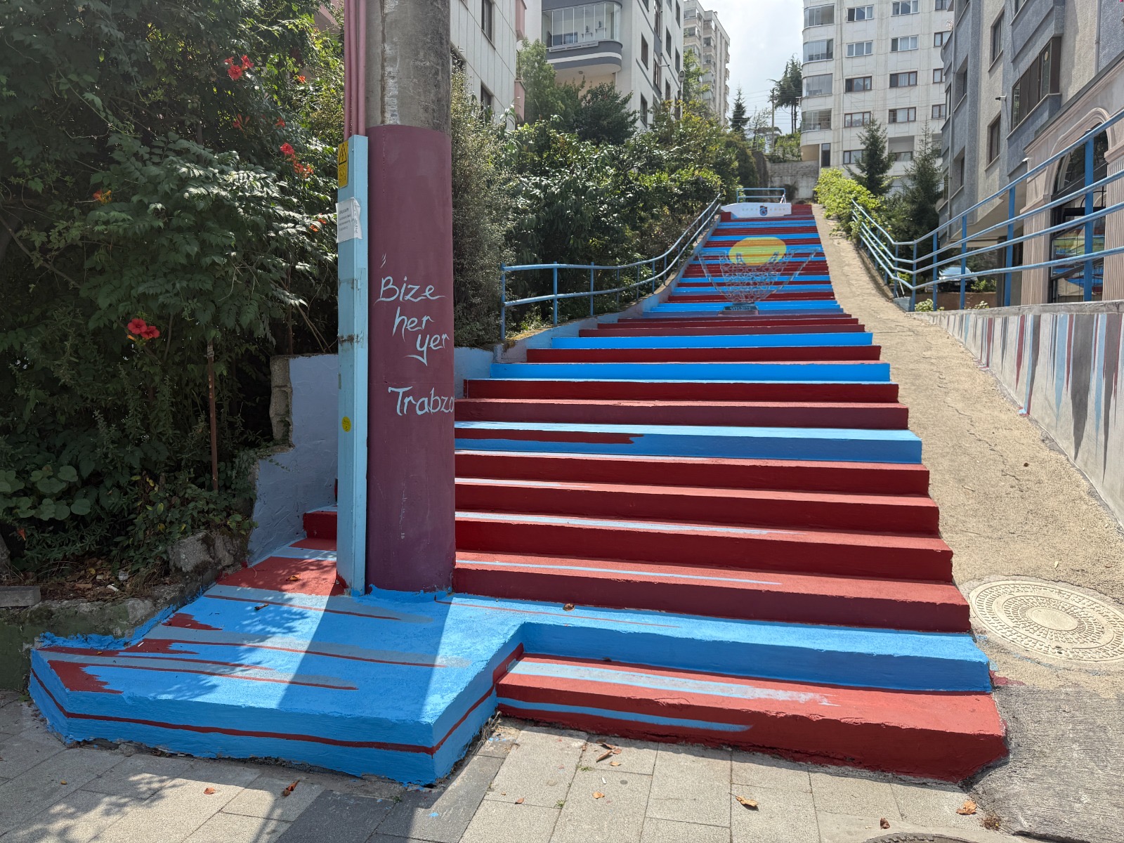 ORTAHİSAR, BORDO-MAVİYE BOYANIYOR