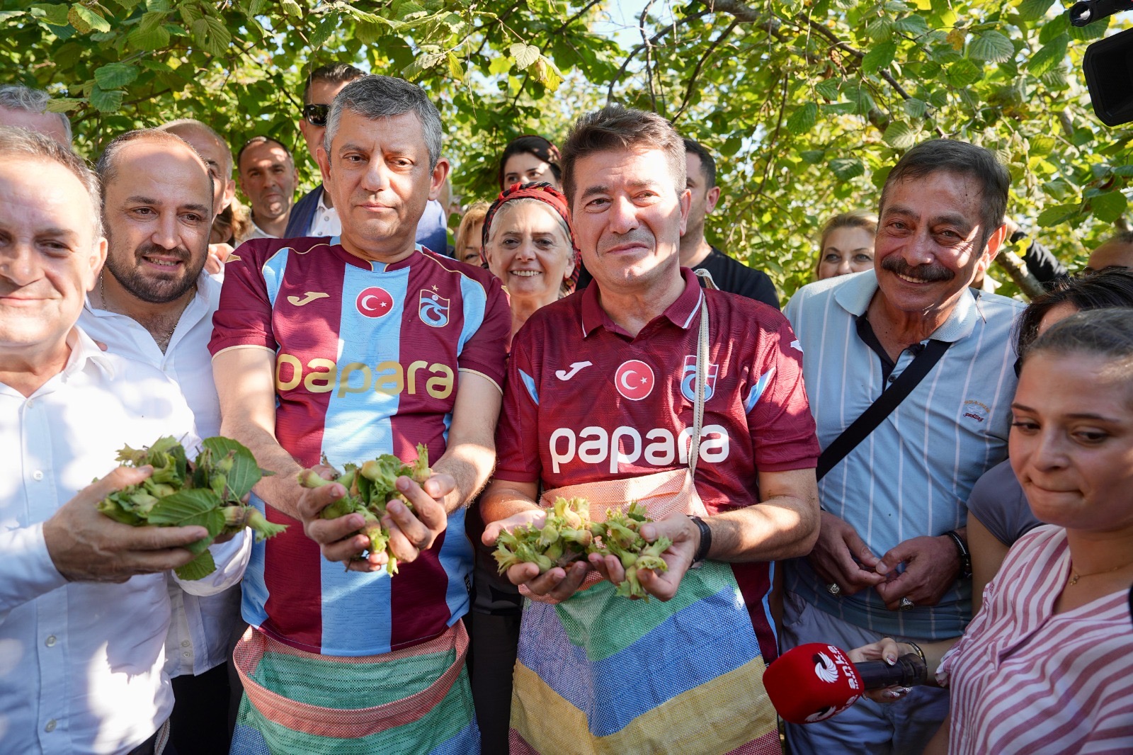 GENEL BAŞKAN ÖZEL, BAŞKAN KAYA İLE BİRLİKTE FINDIK TOPLADI