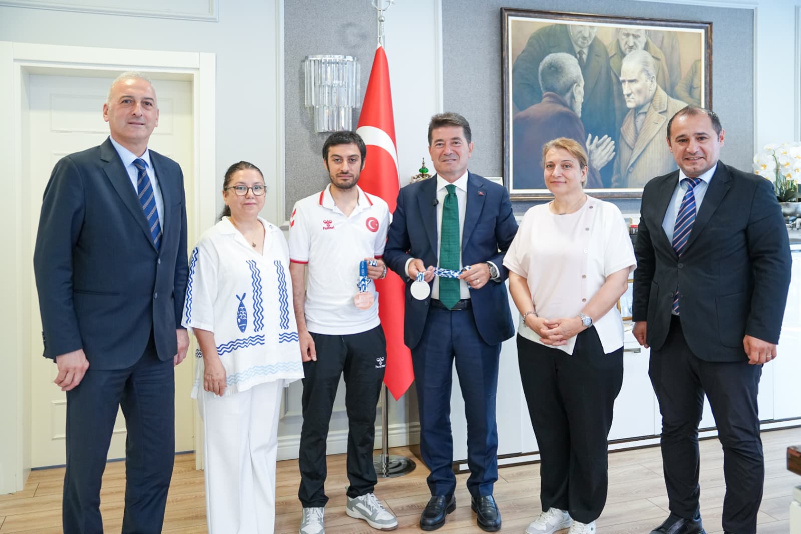 BAŞKAN KAYA, AKDENİZ OYUNLARI’NDAN MADALYALARLA DÖNEN BUĞRA SELİMZADE’Yİ AĞIRLADI 