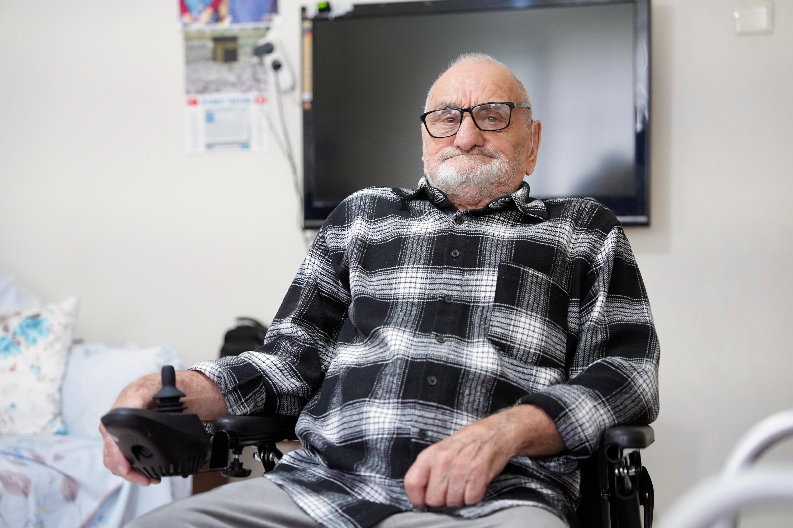 BAŞKAN AHMET KAYA’DAN AKÜLÜ SANDALYE DESTEĞİ